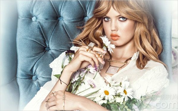 Maniamania选择美国超模琳赛·威克森（Lindsey Wixson）作为其2014年春夏广告代言人，拍摄了一组清新时尚的广告大片。该片由摄影师Did Mandelberg执镜，化妆师Brit Cochran造型。
