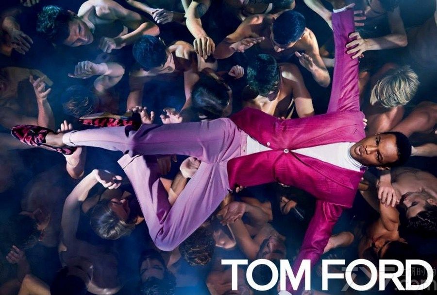 以上是半裸夜店Party Tom Ford2014春夏广告大片，营造出来的夜店狂野气息，众人衬托主角在舞池中，给人一种天下唯我是从的感觉。斯文的装束搭配野性的背景，给人一种不一样的视觉感。