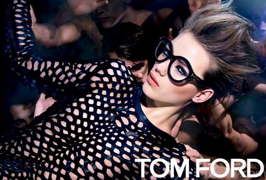 以上是半裸夜店Party Tom Ford2014春夏广告大片，营造出来的夜店狂野气息，众人衬托主角在舞池中，给人一种天下唯我是从的感觉。斯文的装束搭配野性的背景，给人一种不一样的视觉感。