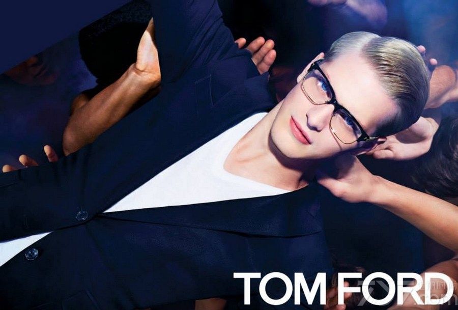 以上是半裸夜店Party Tom Ford2014春夏广告大片，营造出来的夜店狂野气息，众人衬托主角在舞池中，给人一种天下唯我是从的感觉。斯文的装束搭配野性的背景，给人一种不一样的视觉感。