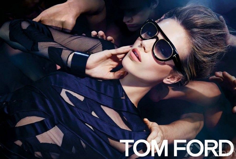 以上是半裸夜店Party Tom Ford2014春夏广告大片，营造出来的夜店狂野气息，众人衬托主角在舞池中，给人一种天下唯我是从的感觉。斯文的装束搭配野性的背景，给人一种不一样的视觉感。