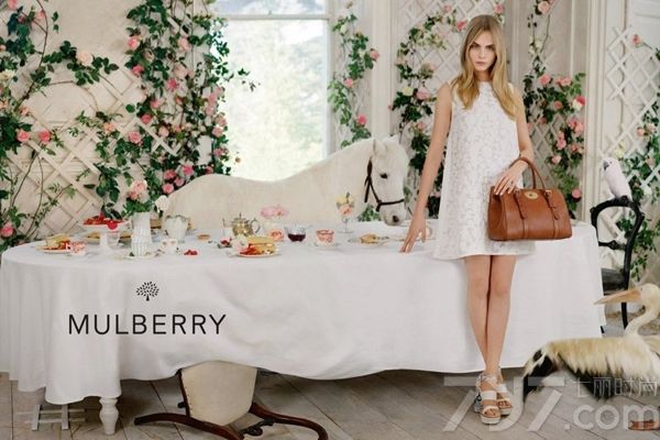 英国顶级时装品牌Mulberry近日发布了其2014年春夏广告大片，该片由2013年秋冬广告主角，来自英国的超模卡拉·迪瓦伊继续演绎，携手著名时尚摄影师Tim Walker在英国牛津郡的Shotover House完成。Mulberry2014春夏广告大片中还加入了可爱的鹦鹉、小马以及小狗等动物，以白色为主调，背景一片花的海洋，非常清新美丽！