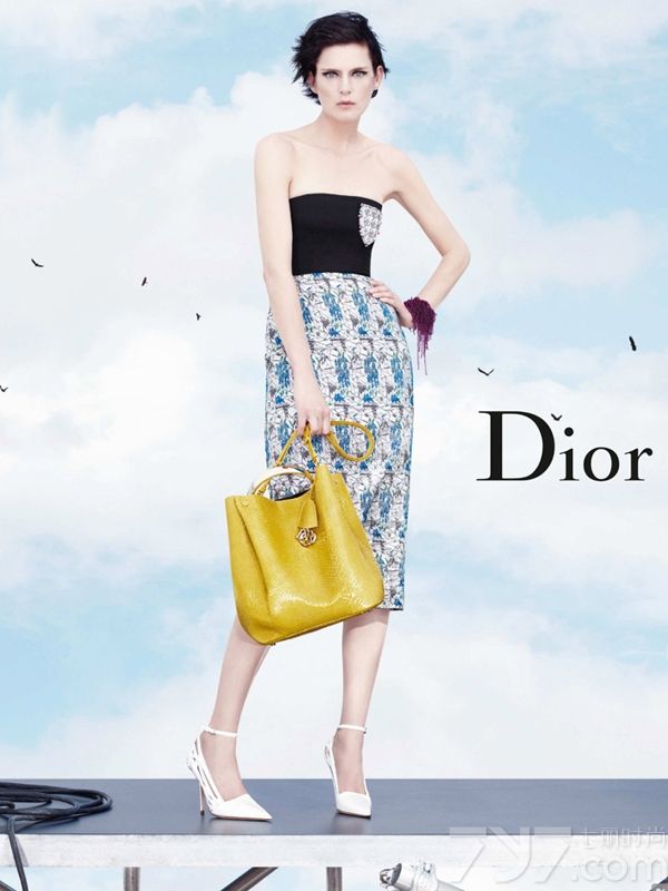 法国时装品牌迪奥（Dior）最新发布了其令人赞叹的2014年春夏广告大片，由超模斯特拉·坦南特 （StellaTennant）领衔演绎，加上新晋超模Edie Campbell、Elise Crombez以及Julia Nobis等四人，在优雅碧蓝的天空下拍摄而成，该片由著名时尚摄影师Willy Vanderperre执镜。
