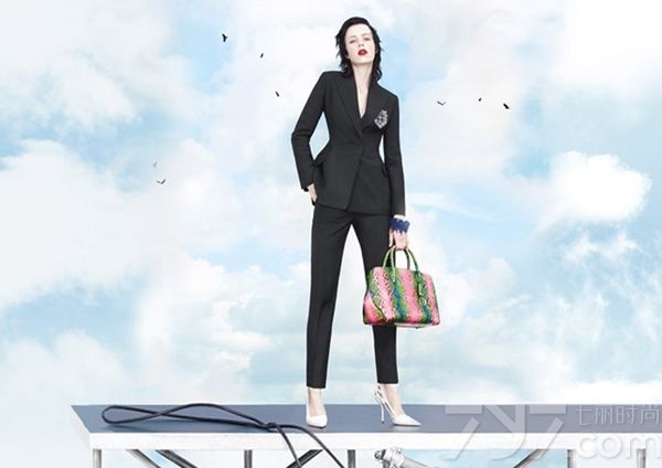 法国时装品牌迪奥（Dior）最新发布了其令人赞叹的2014年春夏广告大片，由超模斯特拉·坦南特 （StellaTennant）领衔演绎，加上新晋超模Edie Campbell、Elise Crombez以及Julia Nobis等四人，在优雅碧蓝的天空下拍摄而成，该片由著名时尚摄影师Willy Vanderperre执镜。
