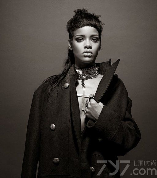 美国歌坛小天后蕾哈娜（Rihanna）为德国独立杂志《032c》拍摄封面大片，由摄影双人组Inez & Vinoodh掌镜。蕾哈娜诡异的妆容，浮夸的动作，展现特立独行的风格大秀纹身。