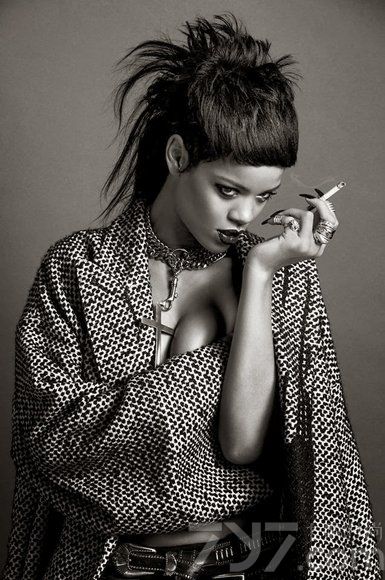 美国歌坛小天后蕾哈娜（Rihanna）为德国独立杂志《032c》拍摄封面大片，由摄影双人组Inez & Vinoodh掌镜。蕾哈娜诡异的妆容，浮夸的动作，展现特立独行的风格大秀纹身。