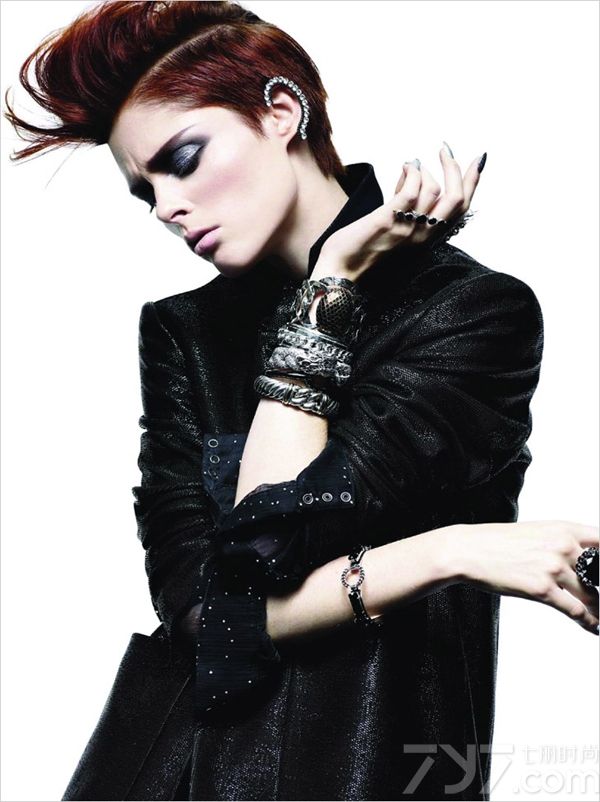 加拿大超模可可·罗恰（Coco Rocha）登上《Dressed to Kill》杂志2013冬季版封面，演绎酷帅有型冬季时尚前卫穿着。