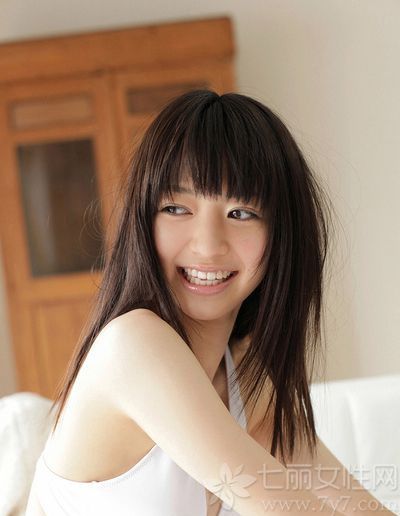 逢泽莉娜，英文名：Rina Aizawa，1991年07月28日出生于日本，日本女演员。逢泽莉娜初中2年级时，参加现在所属事务所的面试，面试中说道“对娱乐圈没兴趣”，因而落选。虽然自己说没兴趣，但是没有通过面试自己很不甘心，于是决定再次参加面试。2006年9月时，一家人正在千叶县船桥市的购物中心买东西时，偶然发现同一事务所的面试会，逢泽莉娜再次参加面试并通过。初中3年级时，为了准备高中升学考试，没有完成自己的初次登台。萌系少女逢泽莉娜写真，日本萝莉美女初成长。