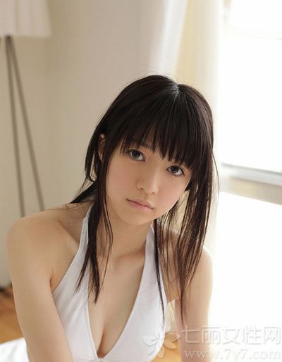 逢泽莉娜，英文名：Rina Aizawa，1991年07月28日出生于日本，日本女演员。逢泽莉娜初中2年级时，参加现在所属事务所的面试，面试中说道“对娱乐圈没兴趣”，因而落选。虽然自己说没兴趣，但是没有通过面试自己很不甘心，于是决定再次参加面试。2006年9月时，一家人正在千叶县船桥市的购物中心买东西时，偶然发现同一事务所的面试会，逢泽莉娜再次参加面试并通过。初中3年级时，为了准备高中升学考试，没有完成自己的初次登台。萌系少女逢泽莉娜写真，日本萝莉美女初成长。