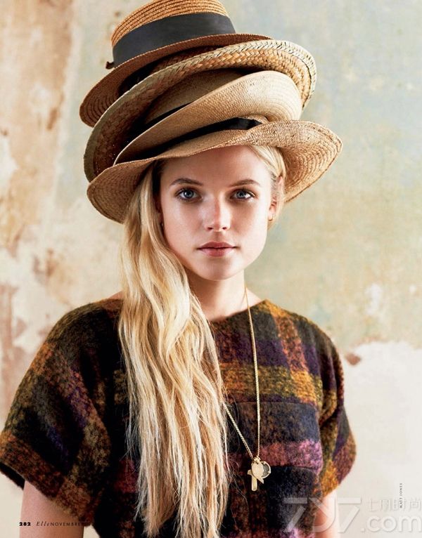 好莱坞新星加布瑞拉·王尔德（Gabriella Wilde）成为时尚杂志《ELLE》意大利版2013年11月刊封面女孩，由摄影师 Matt Jones掌镜，Alberto Zanoletti造型，发型师Marcia Lee，化妆师Valeria Ferreira。