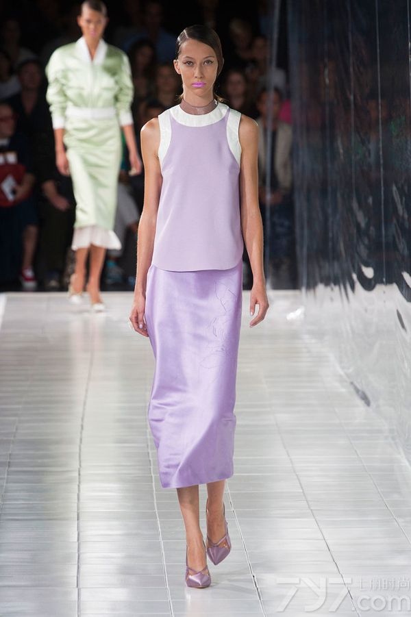 Prabal Gurung2014春夏系列女装以高度饱和的色调和绚丽的色彩为特色，高雅的水蓝色调、非常有气质的薰衣草紫色以及耀眼的万寿菊黄色，让穿上它的每一个人都能拥有独特魅力和绽放光彩。PrabalGurung2014春夏女装融合大量的时尚印花以及高级刺绣，细节中透着与众不同！