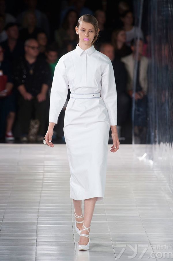 Prabal Gurung2014春夏系列女装以高度饱和的色调和绚丽的色彩为特色，高雅的水蓝色调、非常有气质的薰衣草紫色以及耀眼的万寿菊黄色，让穿上它的每一个人都能拥有独特魅力和绽放光彩。PrabalGurung2014春夏女装融合大量的时尚印花以及高级刺绣，细节中透着与众不同！