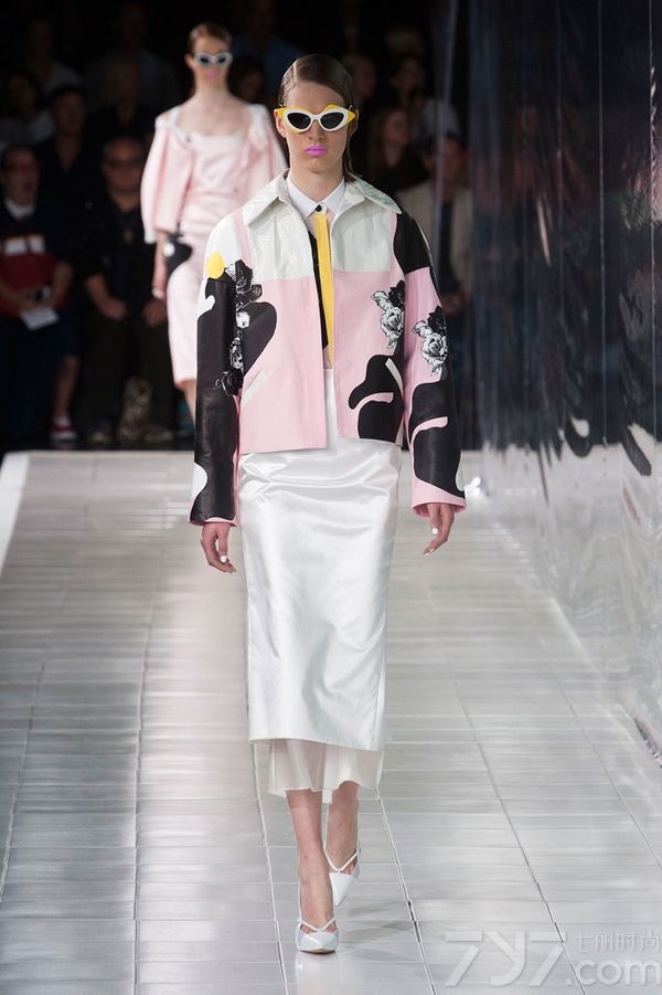 Prabal Gurung2014春夏系列女装以高度饱和的色调和绚丽的色彩为特色，高雅的水蓝色调、非常有气质的薰衣草紫色以及耀眼的万寿菊黄色，让穿上它的每一个人都能拥有独特魅力和绽放光彩。PrabalGurung2014春夏女装融合大量的时尚印花以及高级刺绣，细节中透着与众不同！