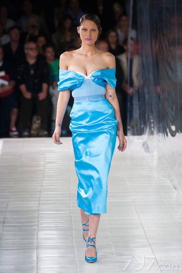 Prabal Gurung2014春夏系列女装以高度饱和的色调和绚丽的色彩为特色，高雅的水蓝色调、非常有气质的薰衣草紫色以及耀眼的万寿菊黄色，让穿上它的每一个人都能拥有独特魅力和绽放光彩。PrabalGurung2014春夏女装融合大量的时尚印花以及高级刺绣，细节中透着与众不同！