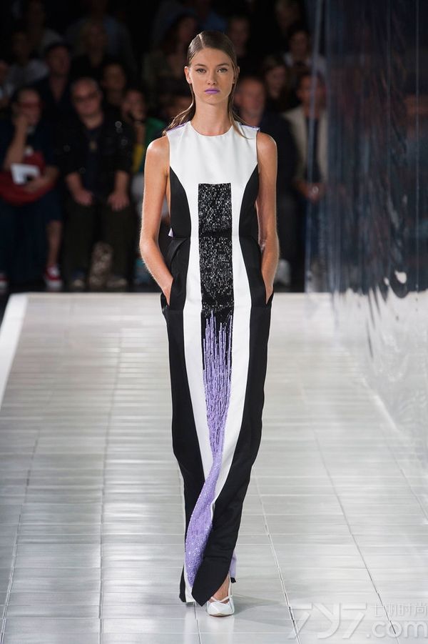 Prabal Gurung2014春夏系列女装以高度饱和的色调和绚丽的色彩为特色，高雅的水蓝色调、非常有气质的薰衣草紫色以及耀眼的万寿菊黄色，让穿上它的每一个人都能拥有独特魅力和绽放光彩。PrabalGurung2014春夏女装融合大量的时尚印花以及高级刺绣，细节中透着与众不同！