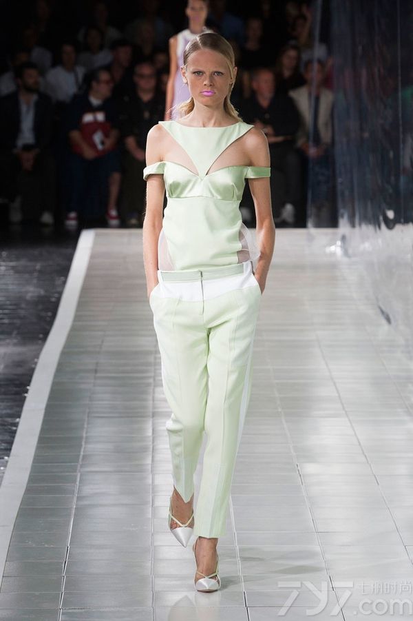 Prabal Gurung2014春夏系列女装以高度饱和的色调和绚丽的色彩为特色，高雅的水蓝色调、非常有气质的薰衣草紫色以及耀眼的万寿菊黄色，让穿上它的每一个人都能拥有独特魅力和绽放光彩。PrabalGurung2014春夏女装融合大量的时尚印花以及高级刺绣，细节中透着与众不同！