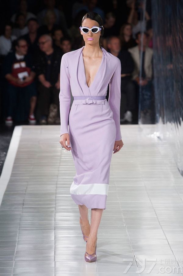 Prabal Gurung2014春夏系列女装以高度饱和的色调和绚丽的色彩为特色，高雅的水蓝色调、非常有气质的薰衣草紫色以及耀眼的万寿菊黄色，让穿上它的每一个人都能拥有独特魅力和绽放光彩。PrabalGurung2014春夏女装融合大量的时尚印花以及高级刺绣，细节中透着与众不同！