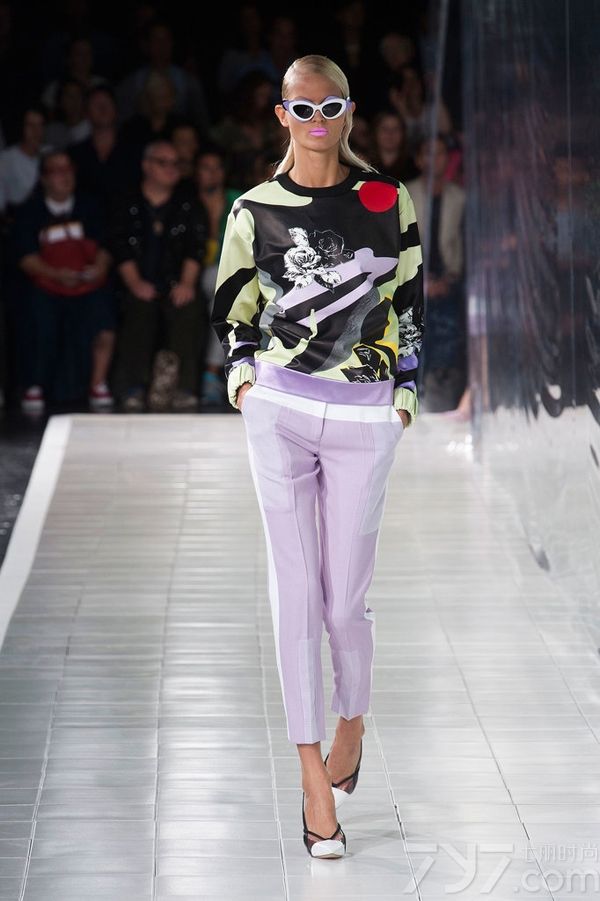 Prabal Gurung2014春夏系列女装以高度饱和的色调和绚丽的色彩为特色，高雅的水蓝色调、非常有气质的薰衣草紫色以及耀眼的万寿菊黄色，让穿上它的每一个人都能拥有独特魅力和绽放光彩。PrabalGurung2014春夏女装融合大量的时尚印花以及高级刺绣，细节中透着与众不同！