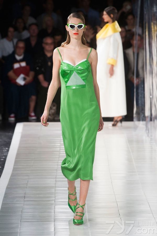 Prabal Gurung2014春夏系列女装以高度饱和的色调和绚丽的色彩为特色，高雅的水蓝色调、非常有气质的薰衣草紫色以及耀眼的万寿菊黄色，让穿上它的每一个人都能拥有独特魅力和绽放光彩。PrabalGurung2014春夏女装融合大量的时尚印花以及高级刺绣，细节中透着与众不同！