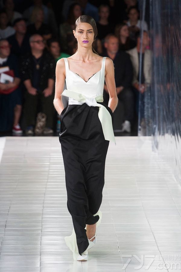 Prabal Gurung2014春夏系列女装以高度饱和的色调和绚丽的色彩为特色，高雅的水蓝色调、非常有气质的薰衣草紫色以及耀眼的万寿菊黄色，让穿上它的每一个人都能拥有独特魅力和绽放光彩。PrabalGurung2014春夏女装融合大量的时尚印花以及高级刺绣，细节中透着与众不同！