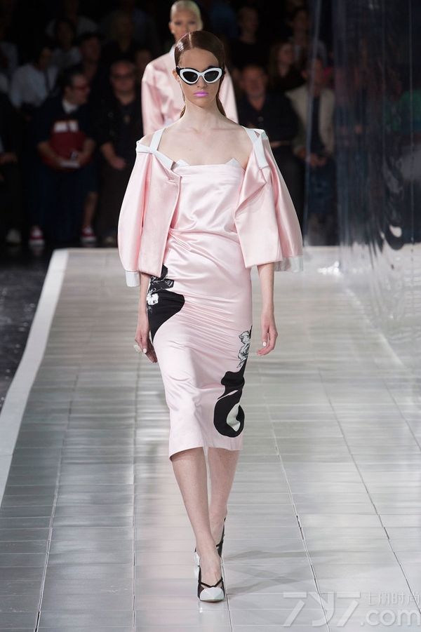 Prabal Gurung2014春夏系列女装以高度饱和的色调和绚丽的色彩为特色，高雅的水蓝色调、非常有气质的薰衣草紫色以及耀眼的万寿菊黄色，让穿上它的每一个人都能拥有独特魅力和绽放光彩。PrabalGurung2014春夏女装融合大量的时尚印花以及高级刺绣，细节中透着与众不同！