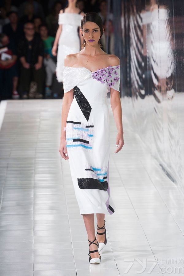 Prabal Gurung2014春夏系列女装以高度饱和的色调和绚丽的色彩为特色，高雅的水蓝色调、非常有气质的薰衣草紫色以及耀眼的万寿菊黄色，让穿上它的每一个人都能拥有独特魅力和绽放光彩。PrabalGurung2014春夏女装融合大量的时尚印花以及高级刺绣，细节中透着与众不同！