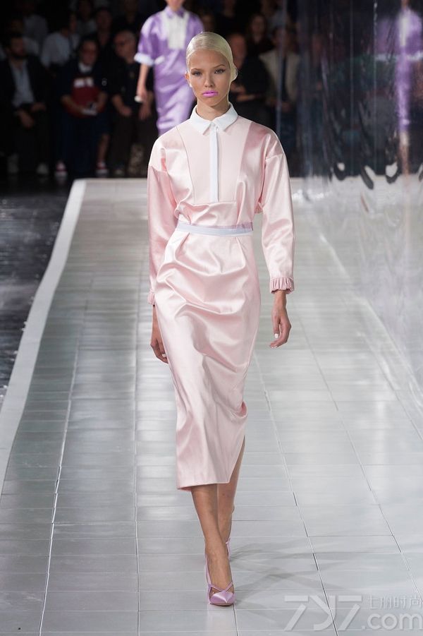 Prabal Gurung2014春夏系列女装以高度饱和的色调和绚丽的色彩为特色，高雅的水蓝色调、非常有气质的薰衣草紫色以及耀眼的万寿菊黄色，让穿上它的每一个人都能拥有独特魅力和绽放光彩。PrabalGurung2014春夏女装融合大量的时尚印花以及高级刺绣，细节中透着与众不同！