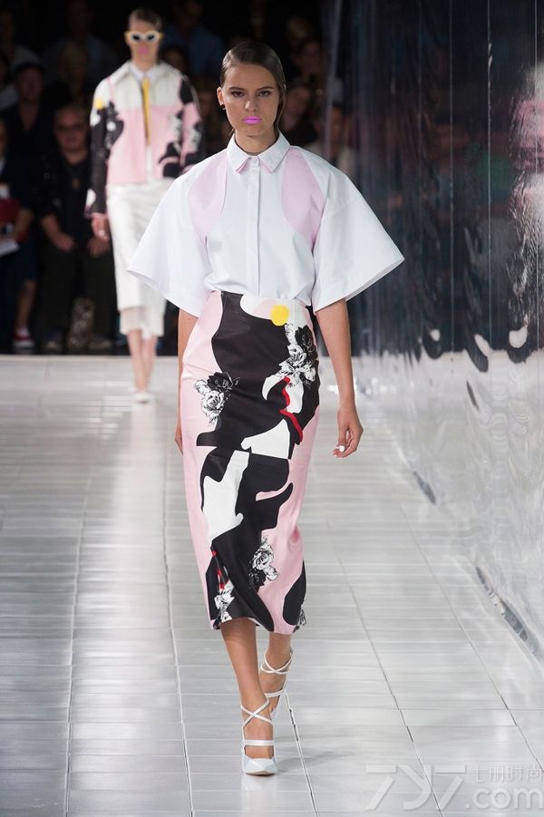 Prabal Gurung2014春夏系列女装以高度饱和的色调和绚丽的色彩为特色，高雅的水蓝色调、非常有气质的薰衣草紫色以及耀眼的万寿菊黄色，让穿上它的每一个人都能拥有独特魅力和绽放光彩。PrabalGurung2014春夏女装融合大量的时尚印花以及高级刺绣，细节中透着与众不同！