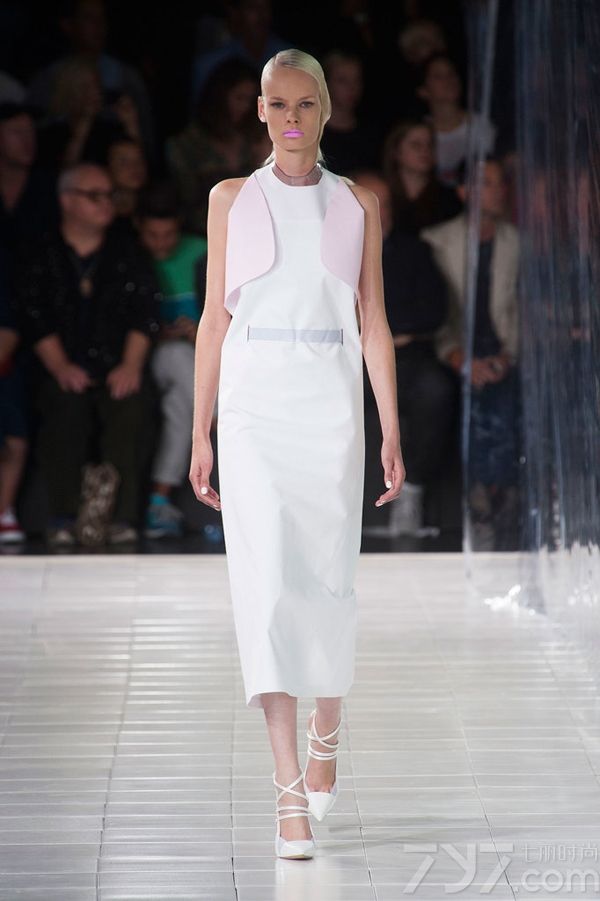 Prabal Gurung2014春夏系列女装以高度饱和的色调和绚丽的色彩为特色，高雅的水蓝色调、非常有气质的薰衣草紫色以及耀眼的万寿菊黄色，让穿上它的每一个人都能拥有独特魅力和绽放光彩。PrabalGurung2014春夏女装融合大量的时尚印花以及高级刺绣，细节中透着与众不同！