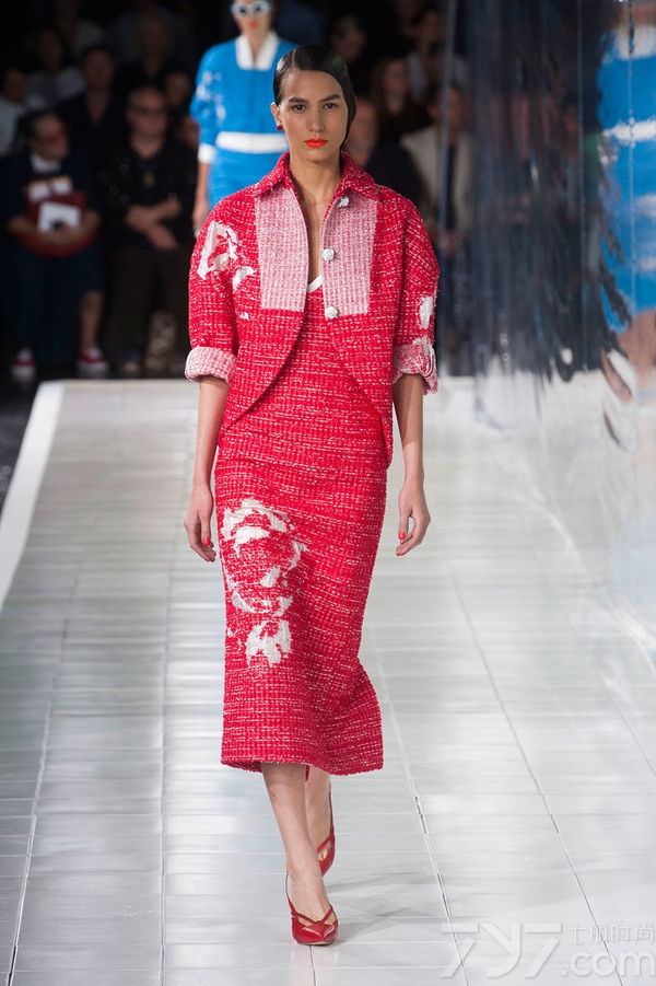 Prabal Gurung2014春夏系列女装以高度饱和的色调和绚丽的色彩为特色，高雅的水蓝色调、非常有气质的薰衣草紫色以及耀眼的万寿菊黄色，让穿上它的每一个人都能拥有独特魅力和绽放光彩。PrabalGurung2014春夏女装融合大量的时尚印花以及高级刺绣，细节中透着与众不同！