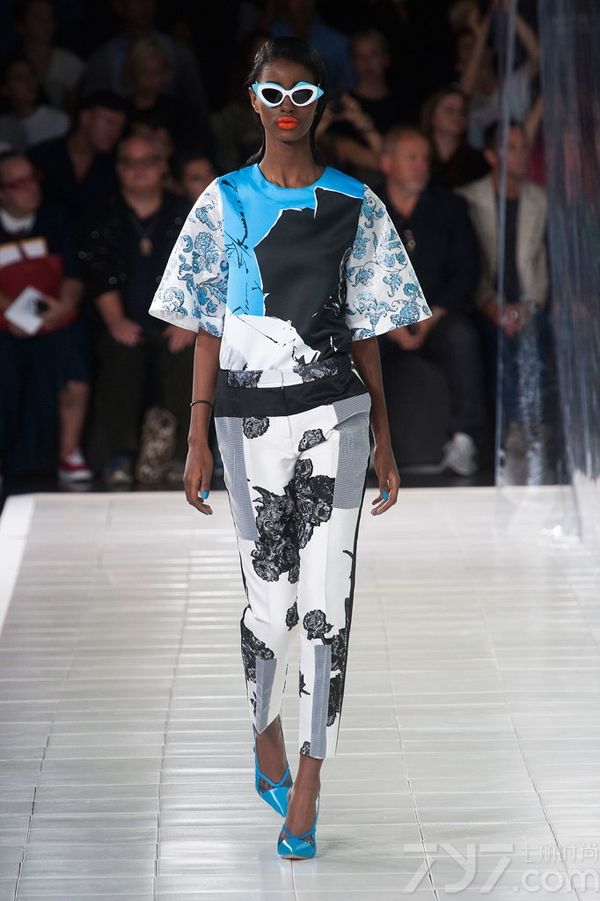 Prabal Gurung2014春夏系列女装以高度饱和的色调和绚丽的色彩为特色，高雅的水蓝色调、非常有气质的薰衣草紫色以及耀眼的万寿菊黄色，让穿上它的每一个人都能拥有独特魅力和绽放光彩。PrabalGurung2014春夏女装融合大量的时尚印花以及高级刺绣，细节中透着与众不同！