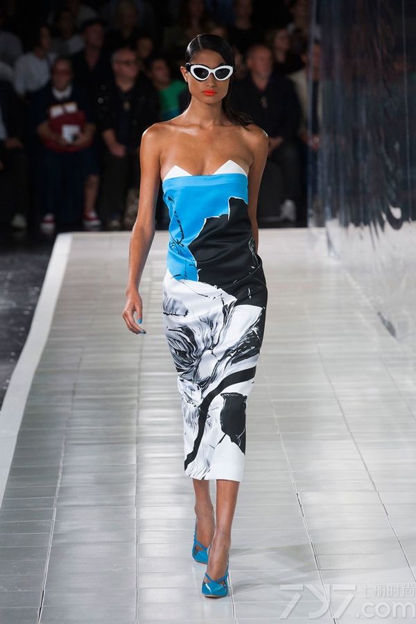 Prabal Gurung2014春夏系列女装以高度饱和的色调和绚丽的色彩为特色，高雅的水蓝色调、非常有气质的薰衣草紫色以及耀眼的万寿菊黄色，让穿上它的每一个人都能拥有独特魅力和绽放光彩。PrabalGurung2014春夏女装融合大量的时尚印花以及高级刺绣，细节中透着与众不同！