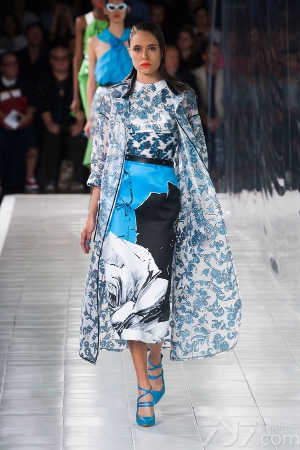 Prabal Gurung2014春夏系列女装以高度饱和的色调和绚丽的色彩为特色，高雅的水蓝色调、非常有气质的薰衣草紫色以及耀眼的万寿菊黄色，让穿上它的每一个人都能拥有独特魅力和绽放光彩。PrabalGurung2014春夏女装融合大量的时尚印花以及高级刺绣，细节中透着与众不同！