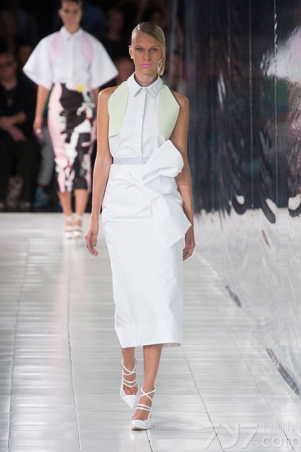 Prabal Gurung2014春夏系列女装以高度饱和的色调和绚丽的色彩为特色，高雅的水蓝色调、非常有气质的薰衣草紫色以及耀眼的万寿菊黄色，让穿上它的每一个人都能拥有独特魅力和绽放光彩。PrabalGurung2014春夏女装融合大量的时尚印花以及高级刺绣，细节中透着与众不同！