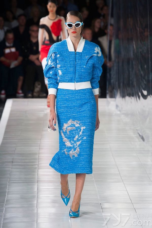 Prabal Gurung2014春夏系列女装以高度饱和的色调和绚丽的色彩为特色，高雅的水蓝色调、非常有气质的薰衣草紫色以及耀眼的万寿菊黄色，让穿上它的每一个人都能拥有独特魅力和绽放光彩。PrabalGurung2014春夏女装融合大量的时尚印花以及高级刺绣，细节中透着与众不同！