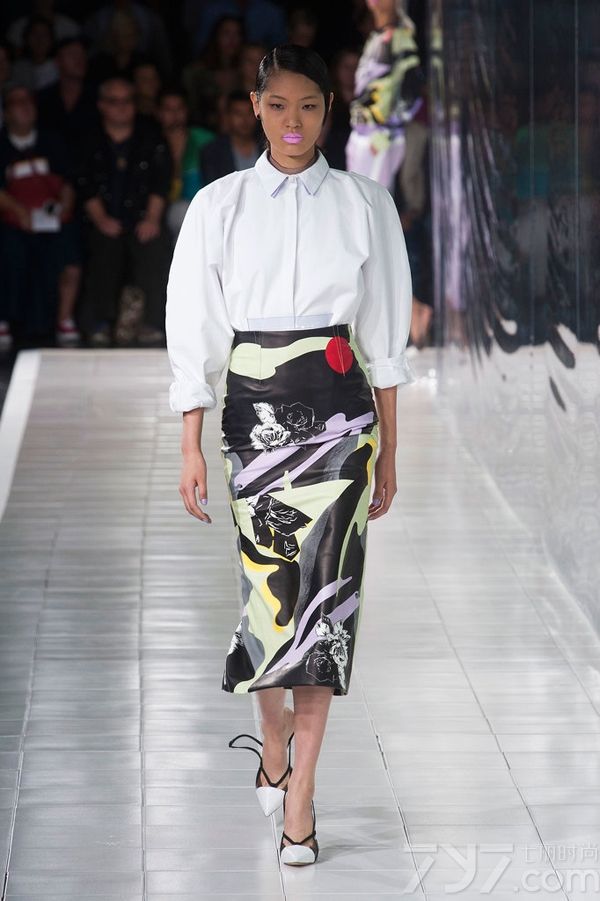 Prabal Gurung2014春夏系列女装以高度饱和的色调和绚丽的色彩为特色，高雅的水蓝色调、非常有气质的薰衣草紫色以及耀眼的万寿菊黄色，让穿上它的每一个人都能拥有独特魅力和绽放光彩。PrabalGurung2014春夏女装融合大量的时尚印花以及高级刺绣，细节中透着与众不同！