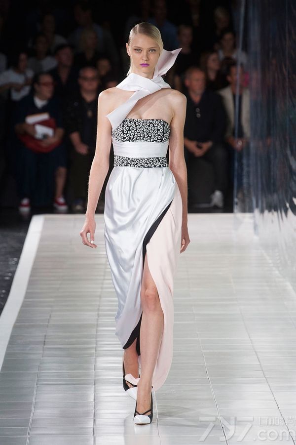 Prabal Gurung2014春夏系列女装以高度饱和的色调和绚丽的色彩为特色，高雅的水蓝色调、非常有气质的薰衣草紫色以及耀眼的万寿菊黄色，让穿上它的每一个人都能拥有独特魅力和绽放光彩。PrabalGurung2014春夏女装融合大量的时尚印花以及高级刺绣，细节中透着与众不同！