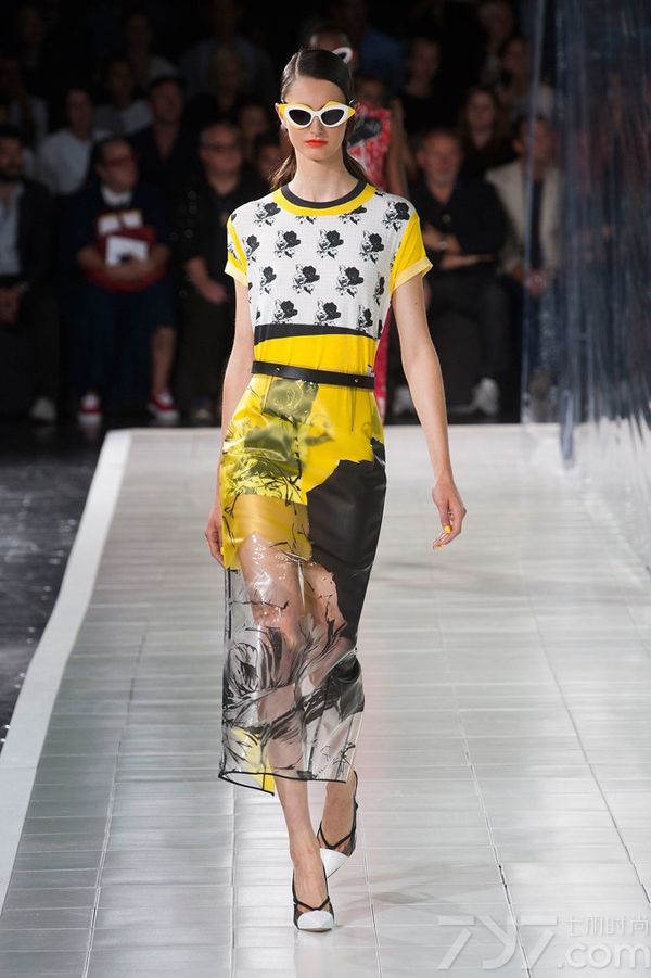 Prabal Gurung2014春夏系列女装以高度饱和的色调和绚丽的色彩为特色，高雅的水蓝色调、非常有气质的薰衣草紫色以及耀眼的万寿菊黄色，让穿上它的每一个人都能拥有独特魅力和绽放光彩。PrabalGurung2014春夏女装融合大量的时尚印花以及高级刺绣，细节中透着与众不同！