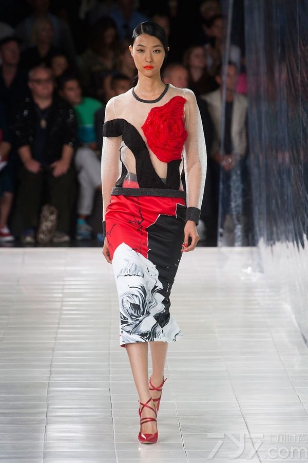 Prabal Gurung2014春夏系列女装以高度饱和的色调和绚丽的色彩为特色，高雅的水蓝色调、非常有气质的薰衣草紫色以及耀眼的万寿菊黄色，让穿上它的每一个人都能拥有独特魅力和绽放光彩。PrabalGurung2014春夏女装融合大量的时尚印花以及高级刺绣，细节中透着与众不同！