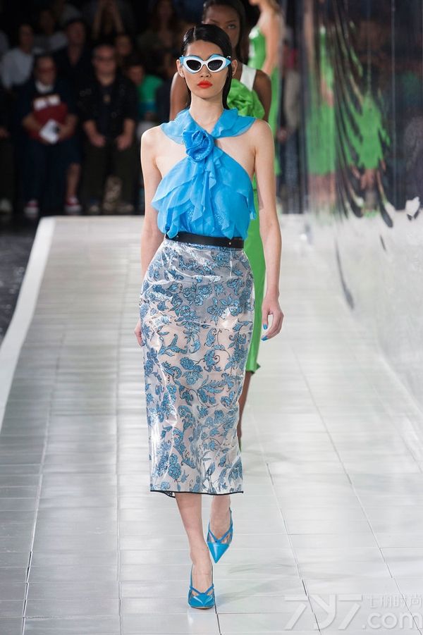 Prabal Gurung2014春夏系列女装以高度饱和的色调和绚丽的色彩为特色，高雅的水蓝色调、非常有气质的薰衣草紫色以及耀眼的万寿菊黄色，让穿上它的每一个人都能拥有独特魅力和绽放光彩。PrabalGurung2014春夏女装融合大量的时尚印花以及高级刺绣，细节中透着与众不同！