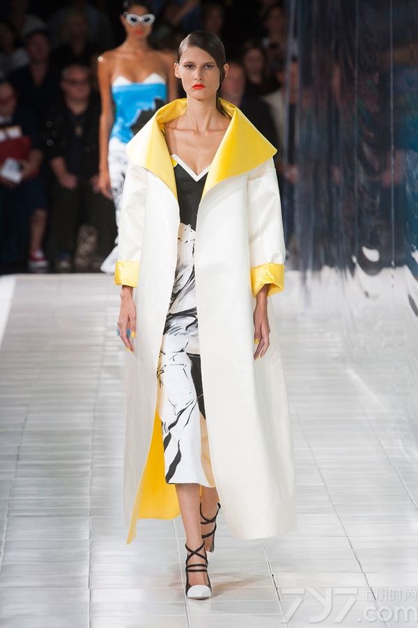 Prabal Gurung2014春夏系列女装以高度饱和的色调和绚丽的色彩为特色，高雅的水蓝色调、非常有气质的薰衣草紫色以及耀眼的万寿菊黄色，让穿上它的每一个人都能拥有独特魅力和绽放光彩。PrabalGurung2014春夏女装融合大量的时尚印花以及高级刺绣，细节中透着与众不同！