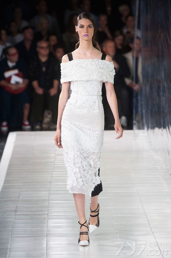 Prabal Gurung2014春夏系列女装以高度饱和的色调和绚丽的色彩为特色，高雅的水蓝色调、非常有气质的薰衣草紫色以及耀眼的万寿菊黄色，让穿上它的每一个人都能拥有独特魅力和绽放光彩。PrabalGurung2014春夏女装融合大量的时尚印花以及高级刺绣，细节中透着与众不同！