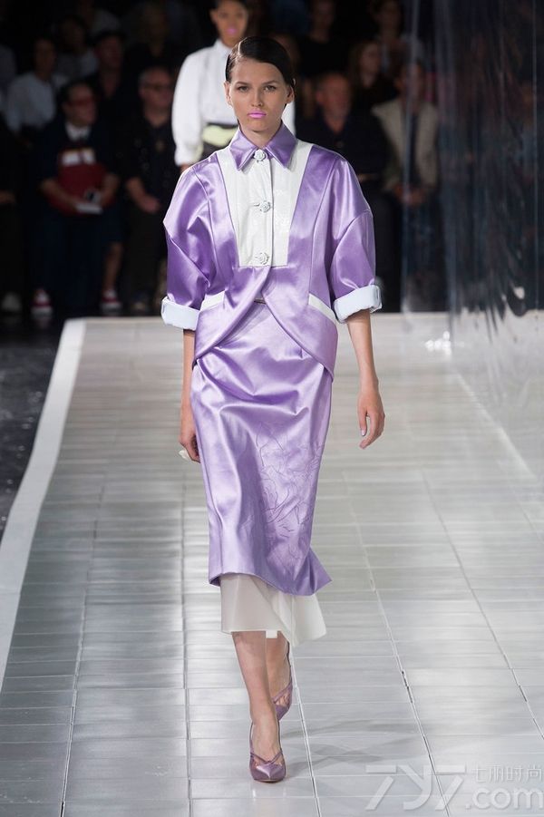 Prabal Gurung2014春夏系列女装以高度饱和的色调和绚丽的色彩为特色，高雅的水蓝色调、非常有气质的薰衣草紫色以及耀眼的万寿菊黄色，让穿上它的每一个人都能拥有独特魅力和绽放光彩。PrabalGurung2014春夏女装融合大量的时尚印花以及高级刺绣，细节中透着与众不同！