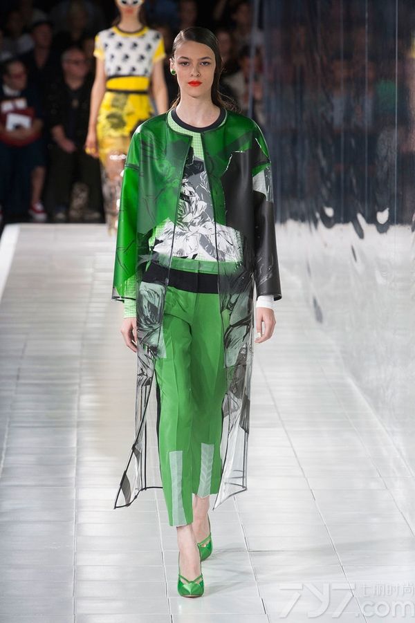 Prabal Gurung2014春夏系列女装以高度饱和的色调和绚丽的色彩为特色，高雅的水蓝色调、非常有气质的薰衣草紫色以及耀眼的万寿菊黄色，让穿上它的每一个人都能拥有独特魅力和绽放光彩。PrabalGurung2014春夏女装融合大量的时尚印花以及高级刺绣，细节中透着与众不同！