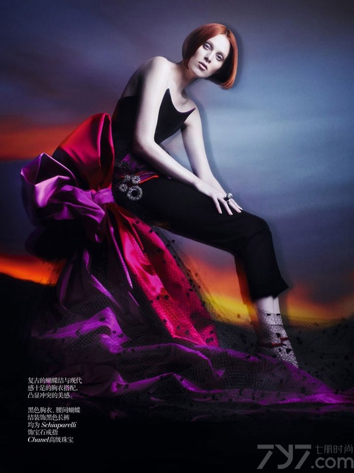 时尚杂志《Vogue》发布中国版2013年秋冬增刊封面高定女装时尚大片，本次大片由超模Karen Elson出镜演绎。Karen Elson，英国人，16岁被星探挖掘，20岁左右被Steven Meisel赏识。Karen Elson额头突，眼神飘然，火红发，奶白肌，高颧骨。本身诡谲之美替她带来不少工作机会。