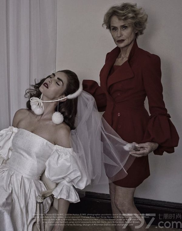 美国超模劳伦·赫顿（Lauren Hutton）和希拉里·洛达（Hilary Rhoda）闪耀《MUSE》杂志2013年秋季特辑，摄影师Mariano Vivanco执镜。两位模特扮演一对母女，有CELINE、GUCCI、FENDI等大版服饰加身，将纯正的美国优雅和高贵装扮演绎得淋漓尽致。