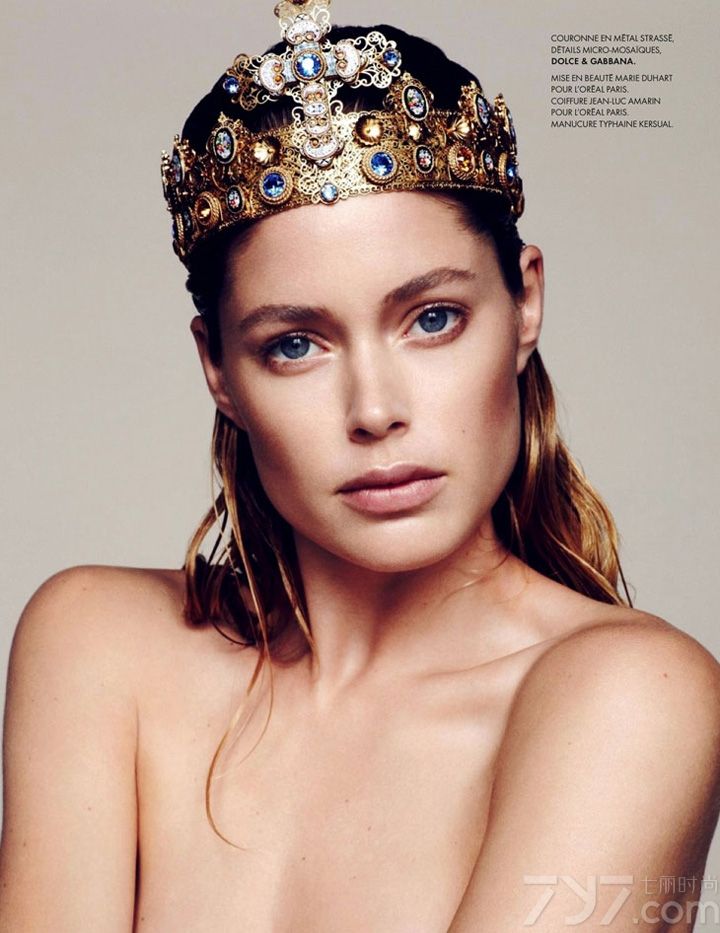 《Elle》发布法国版2013年8月号秋冬时尚广告大片。本次大片由超模 Doutzen Kroes（杜晨·科洛斯）出镜演绎，时尚摄影师 Thomas Whiteside 执镜，片中Doutzen 演绎了Marni、Burberry Prorsum、Fendi、Jean Paul Gaultier 与Balenciaga的秋冬时尚。20世纪80年代初，法国著名ELLE时尚杂志诞生40多年后，以ELLE命名的服饰品牌随即诞生了，以红、白、蓝为主色调，面料多以棉为主，是女性化的、现代的、积极向上、亲切的、潮流而又充满生活气息。