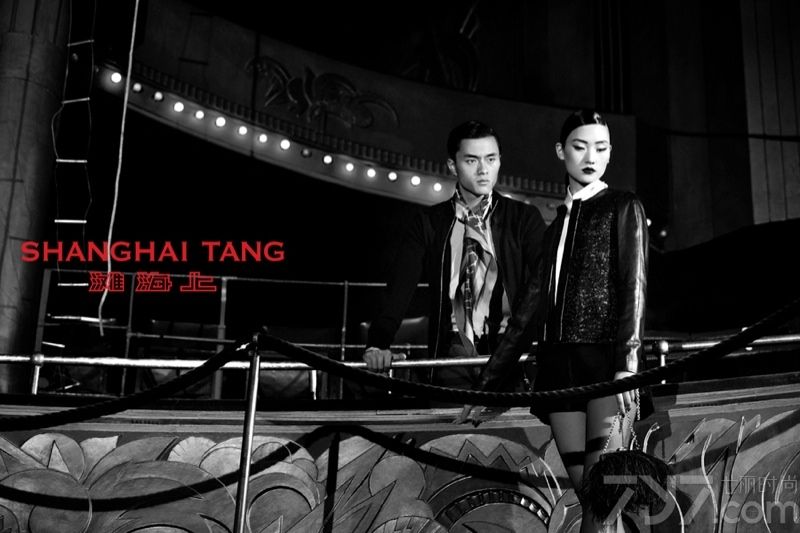 SHANGHAI TANG上海滩发布2013秋冬时尚女装广告大片，由张丽娜倾情演绎。SHANGHAI TANG，是中国的第一个奢侈品品牌。最有名的是改良式现代旗袍、唐装、马褂，为上个世纪的东方风情添上现代元素。创建于1994年，复古情怀与经典中国元素融合，展现现代华丽的中国高端时尚。张丽娜继2013春夏广告后再度携手赵磊一起出镜新季秋冬广告。2013年秋冬新款水彩扎染印花丝绵夹克，配以扎染微印花丝绸衬衫，浓墨重彩之余不乏时尚靓丽，独到的剪裁使短款夹克更显修身，加上瀑布提花金属色短裤，使复古情怀与经典中国元素融合,展现现代华丽的中国高端时尚，而丝绸无尽结手拿包以其跳跃的色彩更让人眼前一亮。