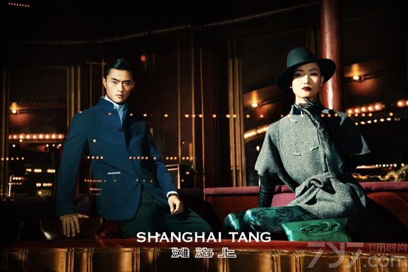 SHANGHAI TANG上海滩发布2013秋冬时尚女装广告大片，由张丽娜倾情演绎。SHANGHAI TANG，是中国的第一个奢侈品品牌。最有名的是改良式现代旗袍、唐装、马褂，为上个世纪的东方风情添上现代元素。创建于1994年，复古情怀与经典中国元素融合，展现现代华丽的中国高端时尚。张丽娜继2013春夏广告后再度携手赵磊一起出镜新季秋冬广告。2013年秋冬新款水彩扎染印花丝绵夹克，配以扎染微印花丝绸衬衫，浓墨重彩之余不乏时尚靓丽，独到的剪裁使短款夹克更显修身，加上瀑布提花金属色短裤，使复古情怀与经典中国元素融合,展现现代华丽的中国高端时尚，而丝绸无尽结手拿包以其跳跃的色彩更让人眼前一亮。