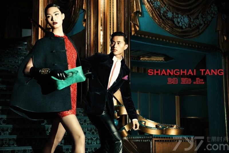 SHANGHAI TANG上海滩发布2013秋冬时尚女装广告大片，由张丽娜倾情演绎。SHANGHAI TANG，是中国的第一个奢侈品品牌。最有名的是改良式现代旗袍、唐装、马褂，为上个世纪的东方风情添上现代元素。创建于1994年，复古情怀与经典中国元素融合，展现现代华丽的中国高端时尚。张丽娜继2013春夏广告后再度携手赵磊一起出镜新季秋冬广告。2013年秋冬新款水彩扎染印花丝绵夹克，配以扎染微印花丝绸衬衫，浓墨重彩之余不乏时尚靓丽，独到的剪裁使短款夹克更显修身，加上瀑布提花金属色短裤，使复古情怀与经典中国元素融合,展现现代华丽的中国高端时尚，而丝绸无尽结手拿包以其跳跃的色彩更让人眼前一亮。